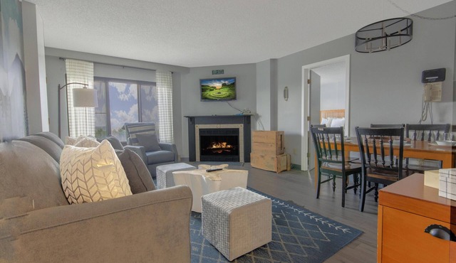 SC 5405: Modern 2BR w/pool. Perfect for your summer biking getaway!