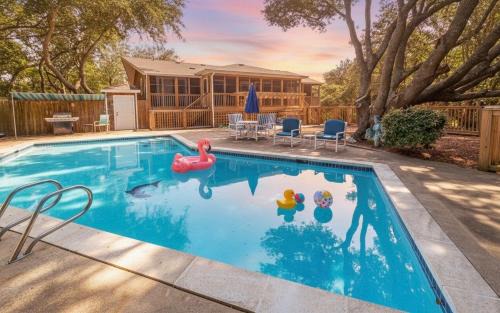 Seascape Cottage - Kitty Hawk, MP 3.5, 300 Yds to Beach, Pool, Foosball, Near Golf Course, Flex Stays
