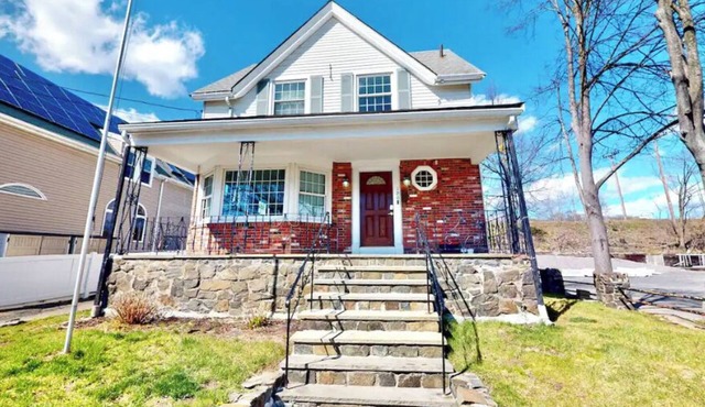 Seaside Getaway Home, Near Salem, Comes with Free Parking & Wi-Fi!