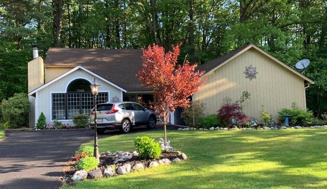 Seasonal Studio central to Saratoga Lake/Track