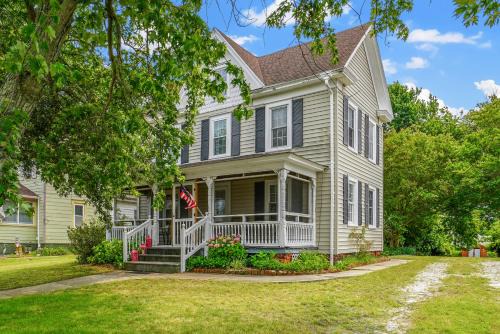 Serendipity - On main Street with screened porch!