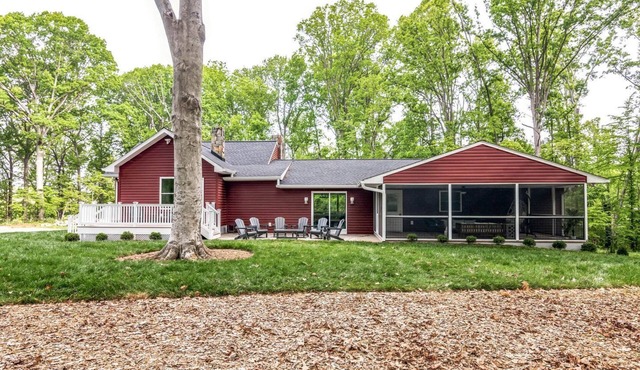 Serene Countryside Cottage with Expansive Porch in Orange, Virginia