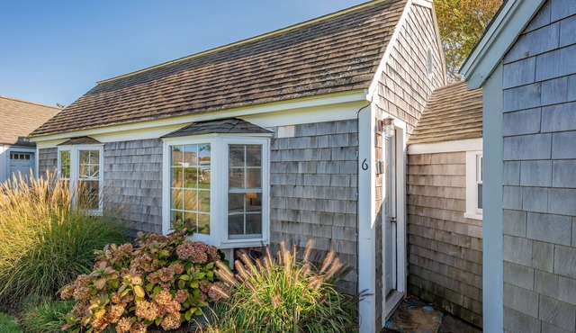 Serenity - Cozy Beachfront Charm Awaits