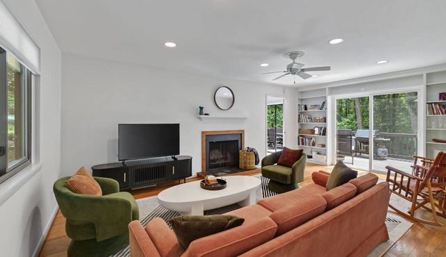 Settle into this stylish 4 bedroom, 3.5 bath midterm rental, thoughtfully designed with a warm midcentury modern vibe. Enjoy two primary suites, generous storage, a spacious deck, covered porch and private wooded backyard.