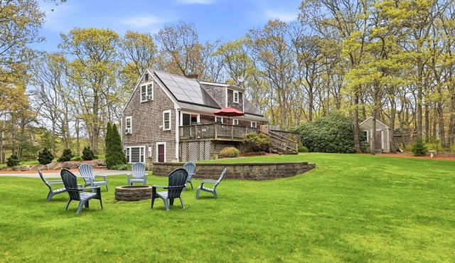 Short Drive to Bayside Beaches + Large Back Yard With Fire Pit