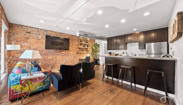 Short North Lounge - Stay for 2
