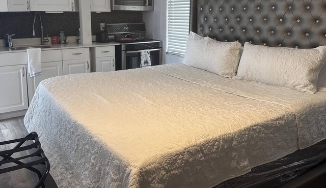 Simple Studio w own entrance 8 mins to KFLL 8 mins to Port Everglades