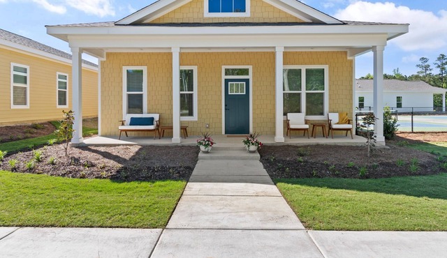 Single-level cottage home close to Ocean Isle Beach!