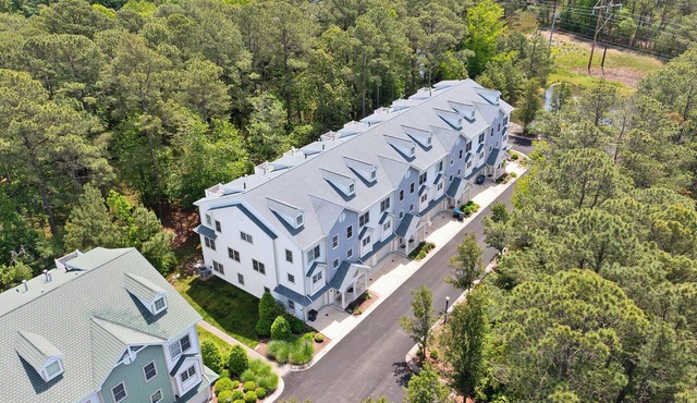 Sleeps 11 - Beautiful townhome with elevator conveniently located near Bethany Beach! Community Pool!