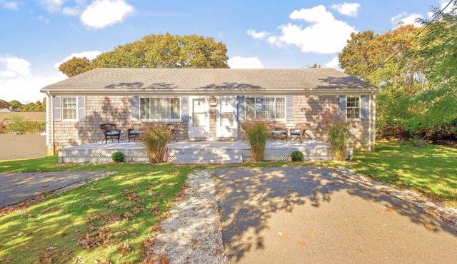 Sleeps 12, Walk to Beach, Pet Friendly, Fire Pit & AC