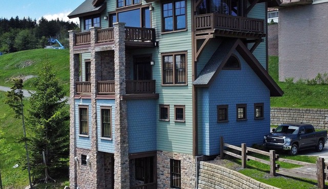 Slope side 8 BR at Sanctuary Majestic Mountain Top Estate 4800 square feet of quality sleeps 16