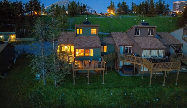 Snowshoe - 5 Bedroom, 3 Bath, Short Walk to Slopes, Across from the Village!