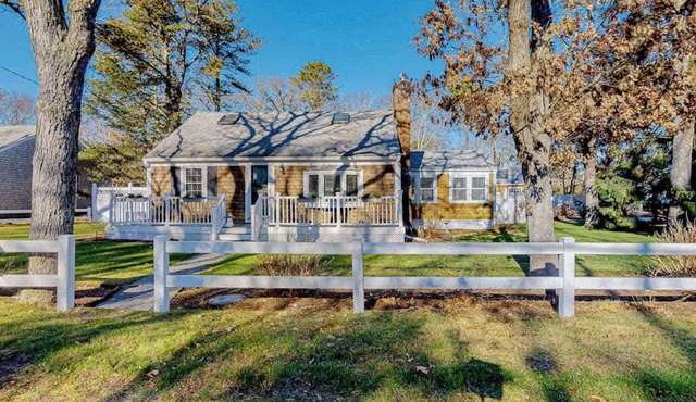 Sophisticated home with lovely guest house - walk to beach & restaurants