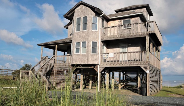 Sound Front Cottage with spectacular Sunset Views, Short walk to the beach