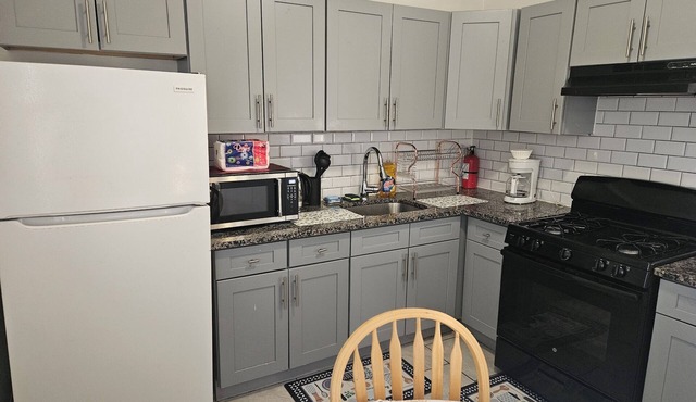 Spacious 3-bedroom apartment in nice Jersey City with AC, WiFi ,15 mins to NYC