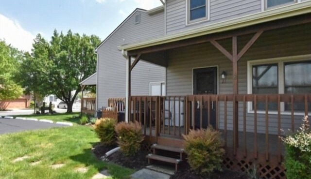 Spacious 3 BR 3 Bath home with community pool, porch and deck, WiFi, Full Kit