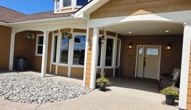 Spacious 3 BR Retreat Near Glacier Park - Sleeps 10 -Where Memories Are Made