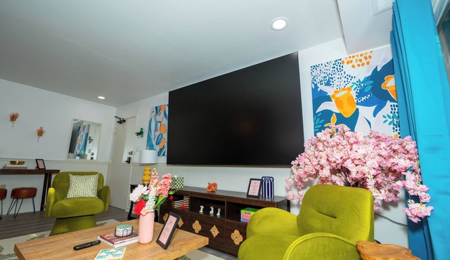 Spacious 3BR condo in Alexandria w/100" TV and free parking