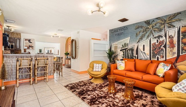 Spacious 3BR Tropical Retreat - W/Hot Tub Near Beach, Downtown & Airport