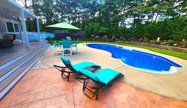 Spacious 4-bedroom house with huge pool, deck, near beaches and Cape Cod Canal