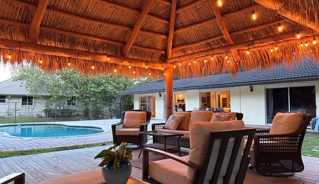 Spacious 4-bedroom house Pool and Tiki Hut in adorable Davie 20 Min to World Cup