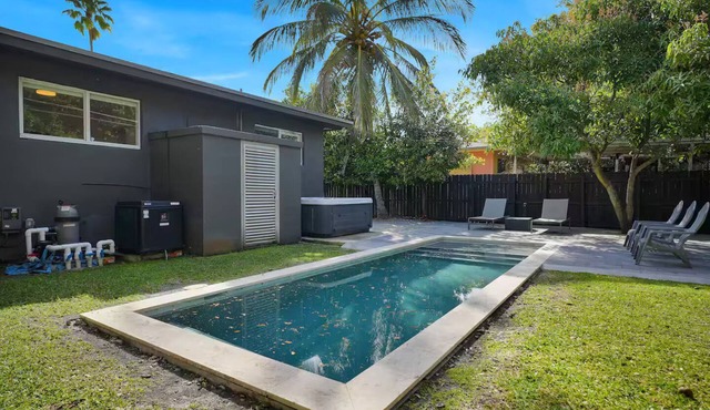 Spacious 4 Bedroom Pool-HotTub-MiniGolf-BBQ