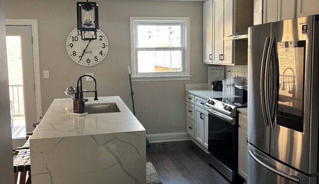 Spacious 4-bedroom townhome in brilliant Washington with WiFi, AC