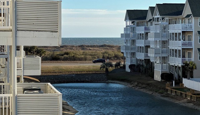 Spacious 4BR/4BA condo just steps from Ocean Isle Beach! Towels/linens/pool club