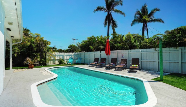 Spacious 4BR w Private Heated Pool, Near Beach
