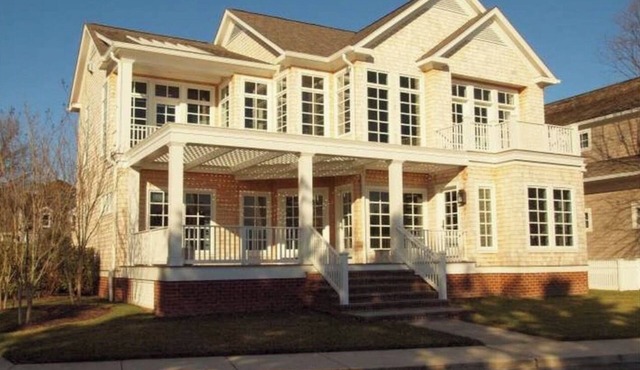 Spacious 5-bedroom Lake Front House