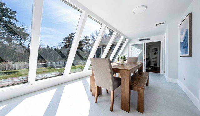 Spacious 6 Bedroom Coastal Getaway – 4 Mins to Ocean!