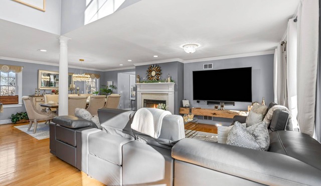 Spacious 6-bedroom house in delightful Cape Cod with Saltwater pool & firepit