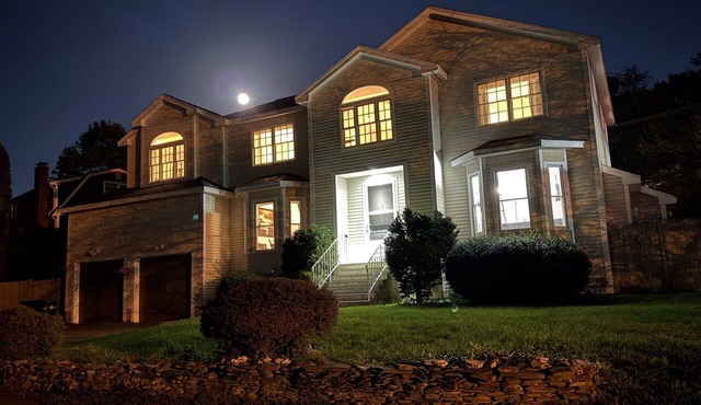 Spacious 6 BR·7 Beds·3.5 BA house in charming Marblehead & Near Salem & Beaches