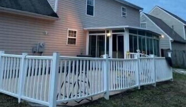 Spacious and comfortable 4 bedroom house , cats and dogs are welcome