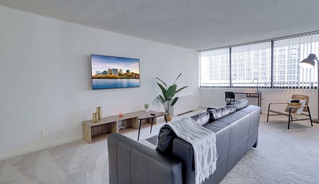 Spacious Apt with Pool & Gym in Arlington
