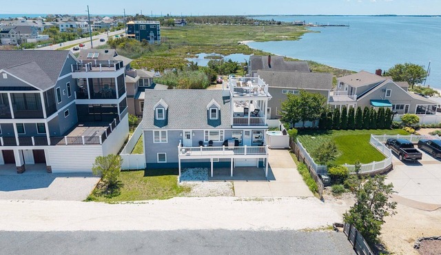 Spacious Beach Retreat, Walk to Dewey Beach, Sleeps 14, Pet Friendly