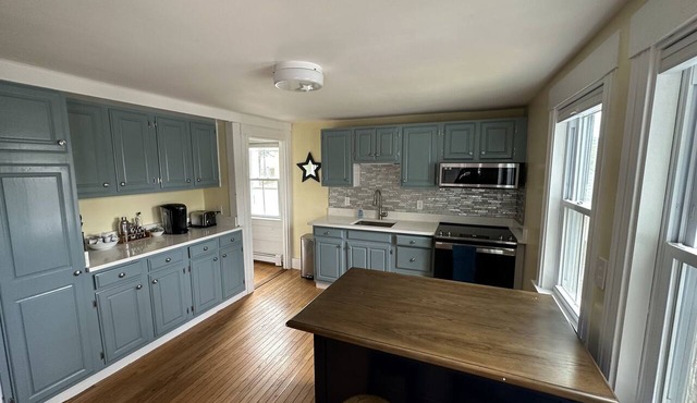 Spacious, bright 3-bedroom, Center of Town with Parking