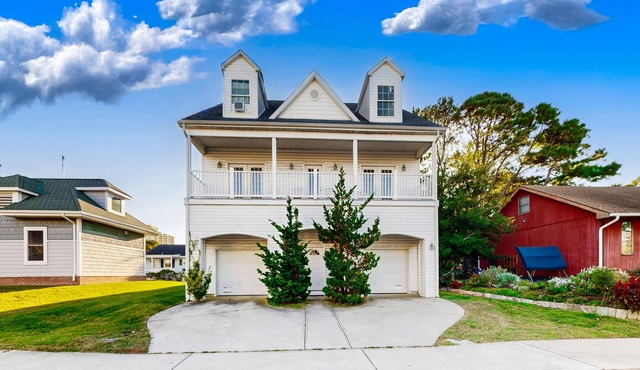 Spacious Coastal Getaway w/Dual Living Areas - Walk to Beach, Dining, Shops