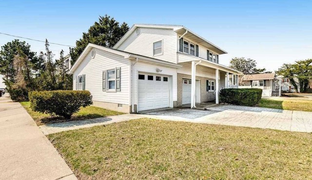 Spacious Family Home with Full Kitchen & Deck - Close to the Beach
