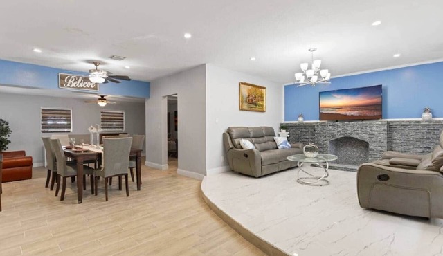Spacious home with king bed Near Hard Rock Stadium