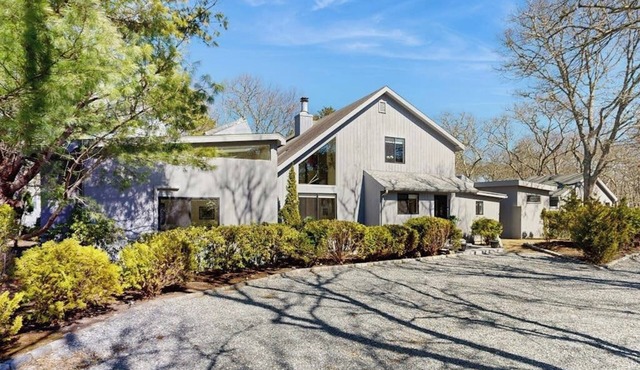 Spacious island home near Farm Neck Golf Course, the beach and town