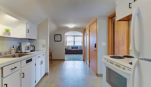 Spacious King Suite near Hall of Fame/Hwy/Airport