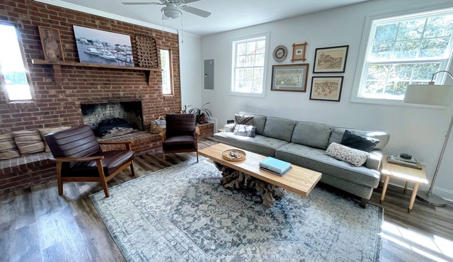 Spacious Modern Farmhouse Close to the Beach