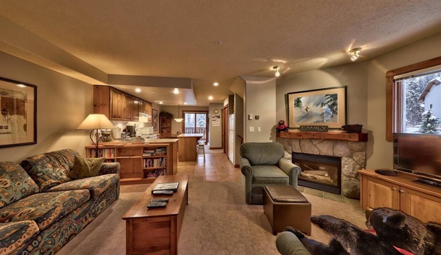 Spacious multi level 2 bedroom townhouse, easy access to nearby runs and lift, short walk to village in Sun Peaks