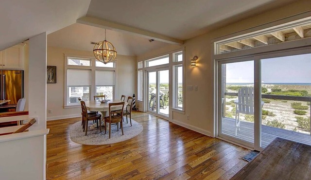Spacious Oceanfront Cottage with Pool in Salvo