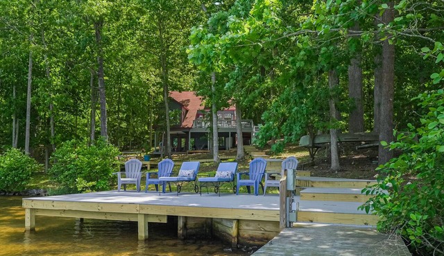 Spacious pet friendly waterfront house with patio & grill