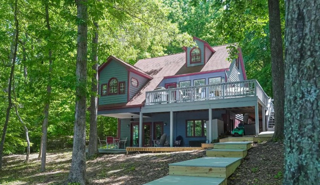Spacious pet friendly waterfront house with patio & grill