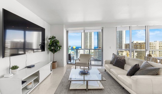 Spacious Resort Condo: Modern Comforts & Miami Vibes - 25 min to MAJOR INTERNATIONAL SPORTING EVENT!