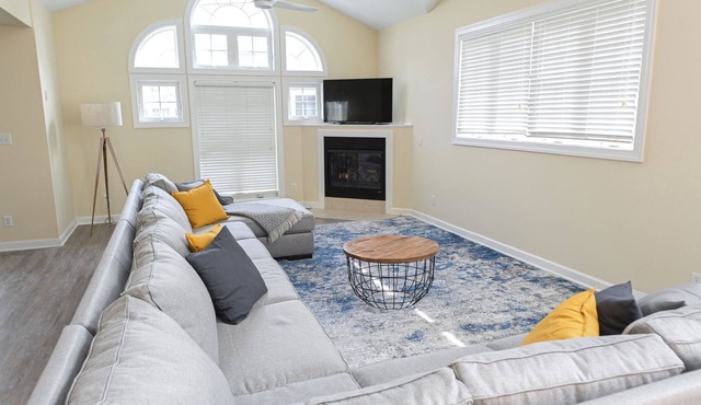 Spacious townhouse 4 miles from the beach