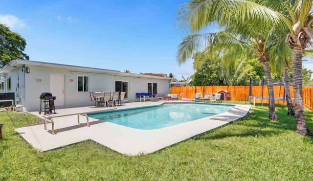 Spacious Villa w/Heated Pool Trampoline BBQ Games